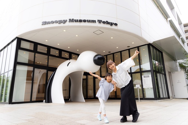 スヌーピーミュージアムを訪れるのは初めてという綾瀬さん親子。大きな口を開けて待つエントランスのスヌーピーに興奮しながら館内へ