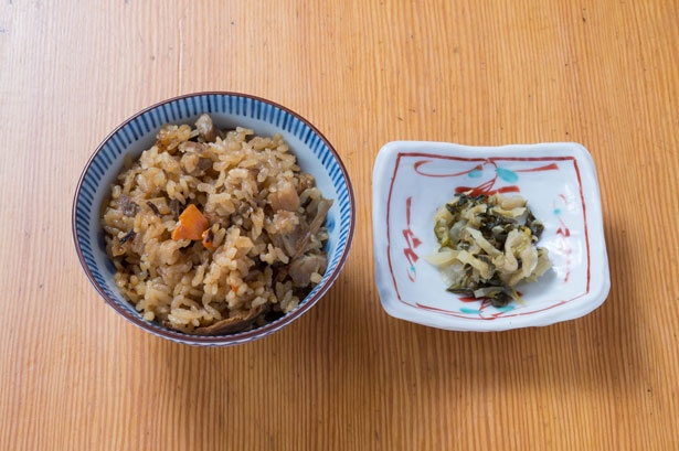 うどんのお供として定番の「かしわ飯」(291円)は、福岡県産の鶏を使用