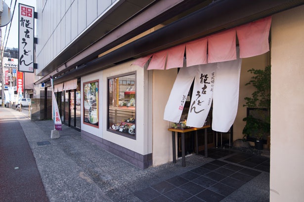 1999年に開店した「能古うどん　長尾本店」。地元の人はもちろん、本店の味を求めて来店するファンも多い
