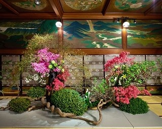 日本画と花が織りなす芸術！「いけばな×百段階段」の展覧会が開催決定