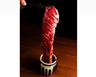 まさにフォトジェ肉！30cmを超える圧巻の「牛ハラミの一本焼き」を期間限定価格で