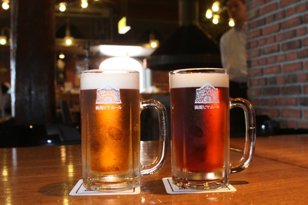 「函館開拓史ビール」(写真左)と「函館赤レンガビール」(写真右)