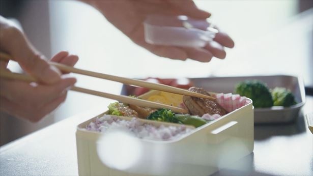 目の前にあるお弁当はまさに今日の朝作られたものだった