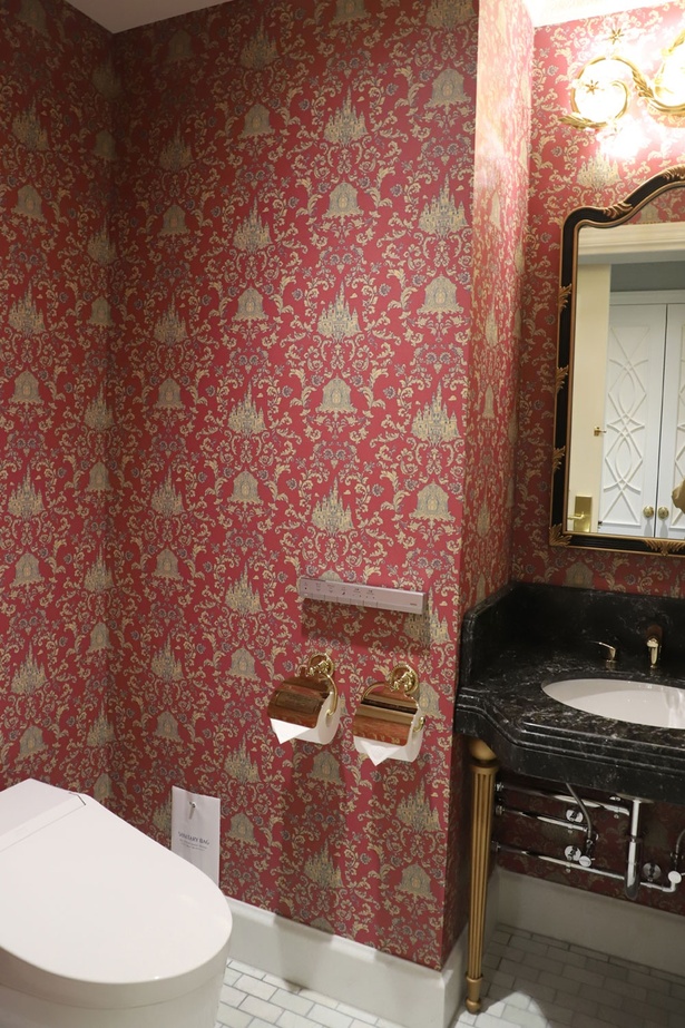 リビングルームのトイレは、壁にシンデレラ城のモチーフが。個室の中に洗面台があるのも便利