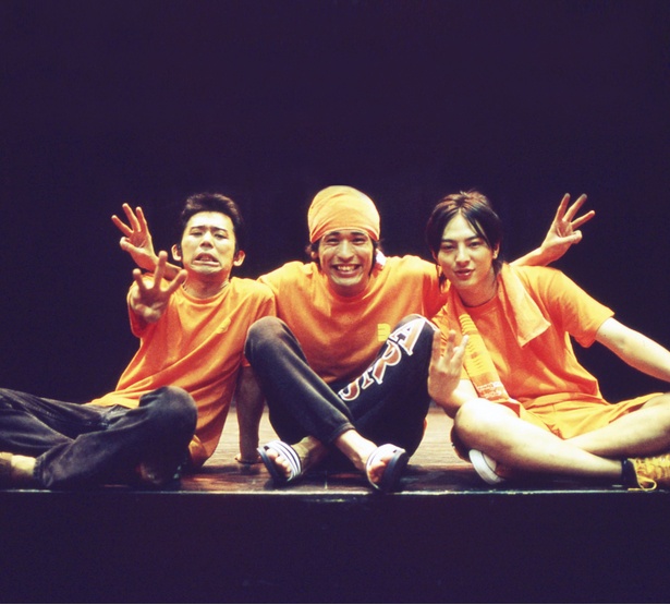 【写真】お揃いのオレンジTを着た佐藤隆太、岡田義徳、塚本高史の3人