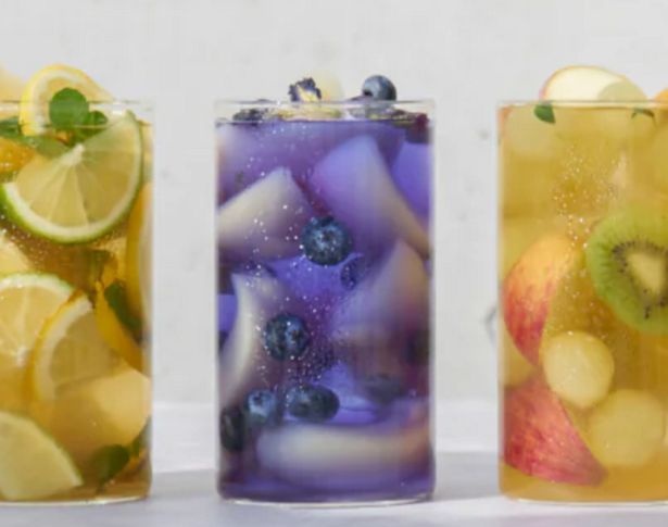 【写真】「水出しできる。おいしいハーブティー」の「ももと青色バタフライピー」(写真中央)。ももが香る青色がきれいなハーブティーで、レモンを絞るとピンクに変化する