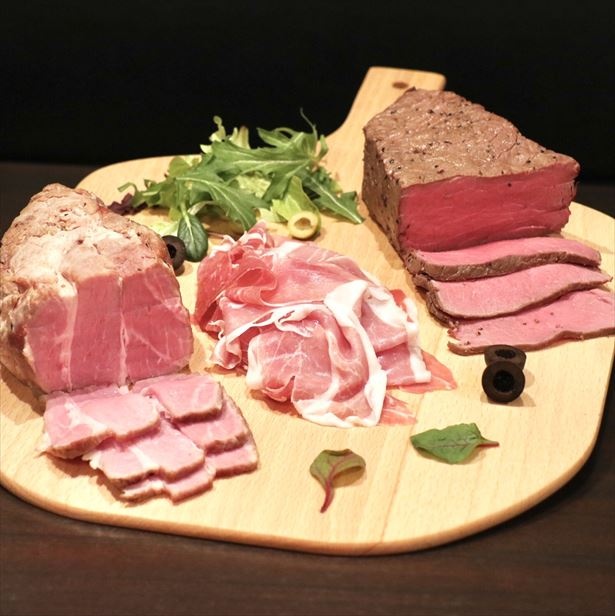 「極上肉トリプル食べ放題」(1290円)など他コースとも併用可能