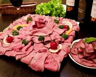 ローストビーフ“メガ盛り”が390円！新宿の肉バルで