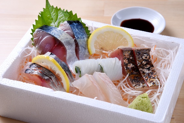 本日の色箱(840円)。日替りで長浜市場から仕入れた新鮮なネタが約6種入る。珍しい魚が入ることもあるそうだ