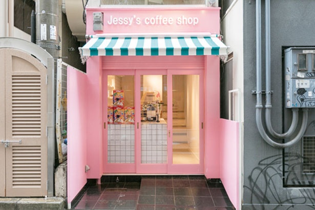 神戸BALのすぐ南。ピンクの外観が目印/Jessy's coffee shop