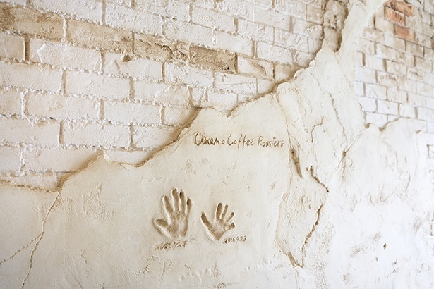 苦心を重ねたエイジング塗装の壁面には、森さんの2人のお子さんの手形が押されている