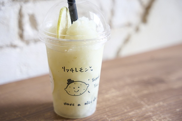 淡路島産レモンを皮ごと使った、人気のリッチレモン(600円)。カップに描かれる即興のイラストも楽しい