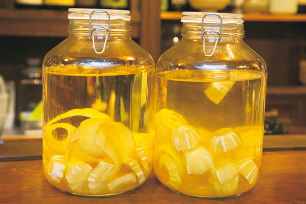 焼酎にレモンの果肉と皮を漬けて作る自家製のベースはすっきりとした味わい/酒場エビス