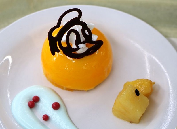 「プラザパビリオン・レストラン」の「ダックダイブ・パスタセット」のデザート。メインはパイナップルジャムが入ったチーズムースとなっている