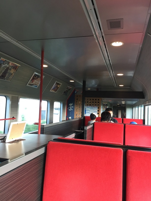 きらきらラウンジ。車内で食べ物や飲み物を購入すれば、約40分間利用することができる
