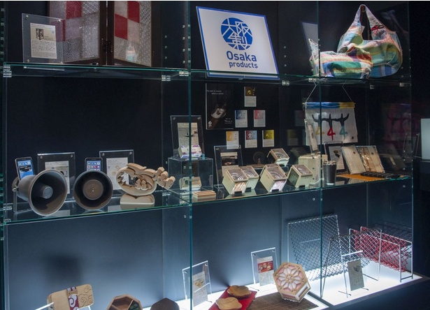大阪府知事が認定した大阪府内のものづくり中小企業の製品「大阪製ブランド製品」など地元と共生し、応援するのも同ホテルのポリシー。組子細工の箱や錫器など、隠れた大阪の名品を一部購入することもできる（展示は現在終了）