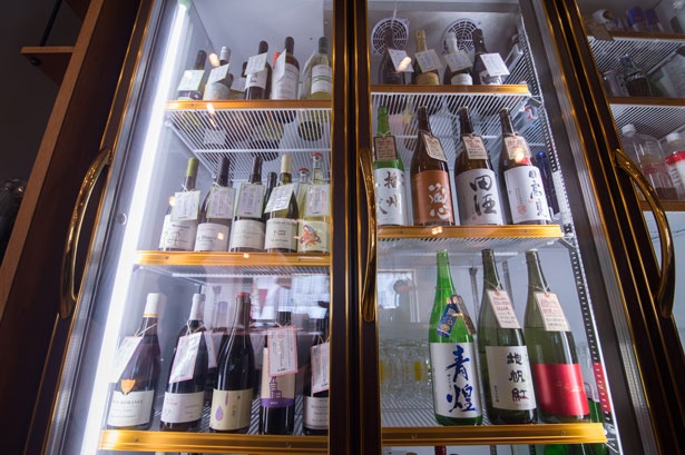 冷蔵庫から好きな日本酒やワインボトルを持ち出して自分でグラスに注げるシステム。もちろん、スタッフによるサービスも可能
