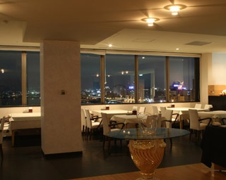 予約必至の席で楽しむ、函館の海、夜景、道産食材グルメにワイン！