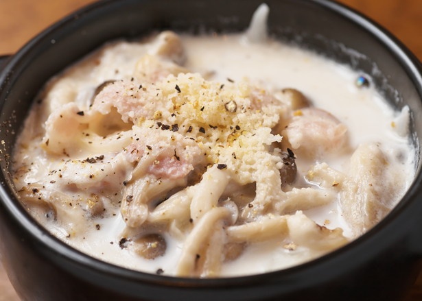 「Pizzeria＆Bar サルーテ」の「ベーコンとたっぷりキノコのスープパスタクリーム仕立て」