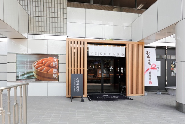工場隣にある本社売店。明太子の他、おみやげも多数そろう