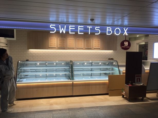 【写真を見る】週替わり駅ナカスイーツ最大手の「SWEETS BOX」西武新宿ペペ店
