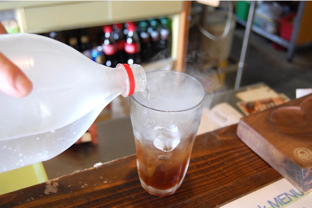 「自家製梅ジュース ソーダ」に使う炭酸水は、松園式炭酸水システムを用いる自家製。強炭酸にすることが可能で、喉ごし抜群
