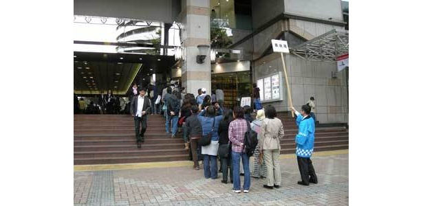 行列は一時、駅前広場までのびた