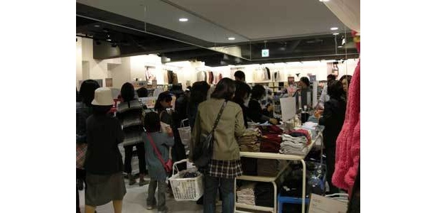 子供服コーナーには、主婦の姿が多く見られた