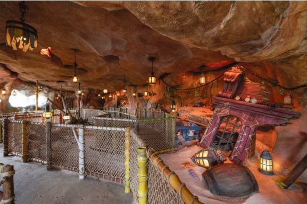「ピーターパンのネバーランドアドベンチャー」のアトラクションの入り口内部。大きな洞窟に入る