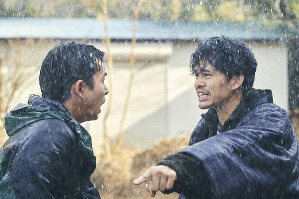 どしゃ降りの雨の中でどなり合う半助(池松壮亮)とタツヤ(仲野太賀)