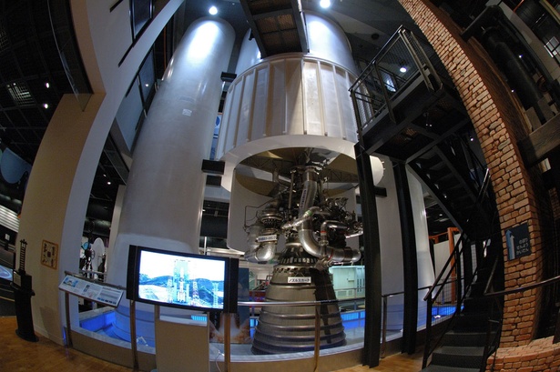 H-IIロケットのメインエンジンLE-7を展示 