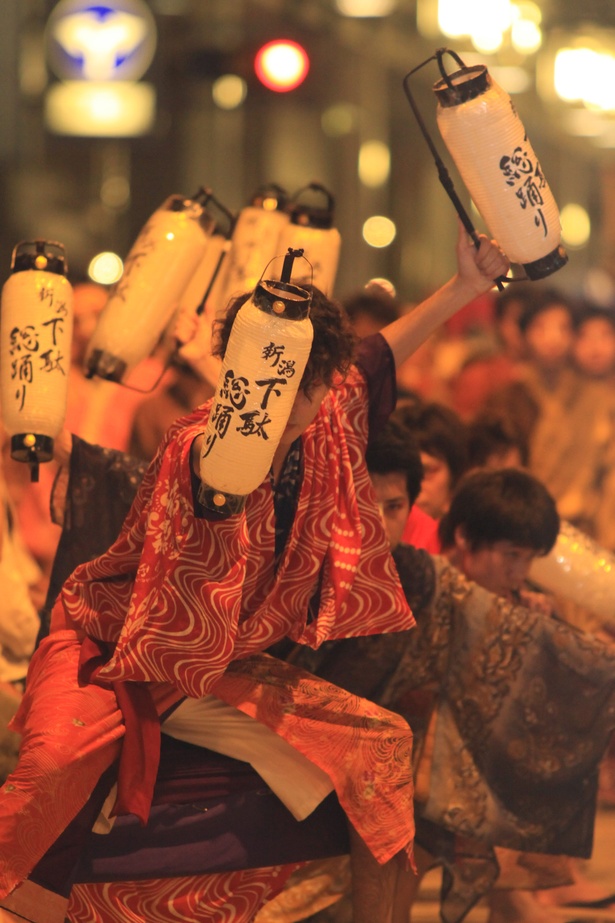 1000人もの踊り子たちが繁華街を踊り歩くは圧巻だ