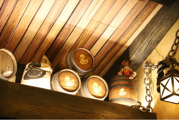 アヒルが描かれた樽の上に、あのディズニーキャラクターが！