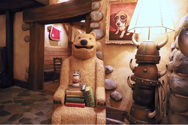 熊をかたどった椅子だけでなく、壁に飾られた犬の絵画も、映画のシーンそのまんま！