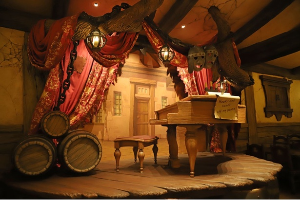 映画の中でフックハンドがピアノを弾いていたステージ