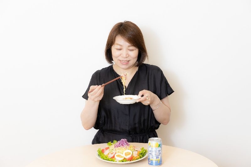 「甘くない檸檬堂」×「ラーメンサラダ」の相性は？食レポをする編集部員N