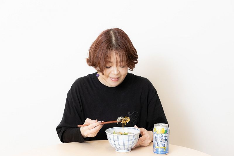 「甘くない檸檬堂」×「生しらす丼」の相性は？食レポをする編集部員R