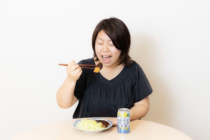 「甘くない檸檬堂」×「みそカツ」の相性は？食レポをする編集部員O