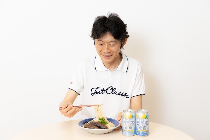 「甘くない檸檬堂」×「なすそうめん」の相性を食レポをする編集長・浅野