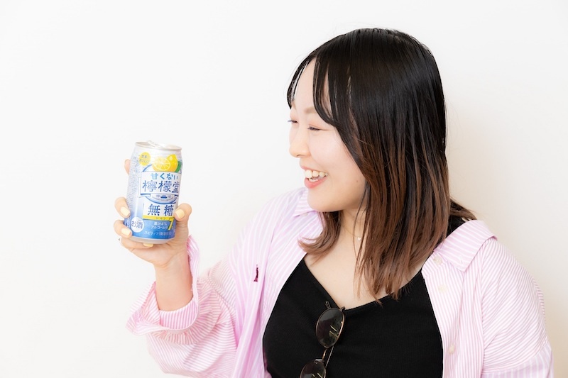 濃い味の「紅しょうが天」とスッキリ飲める「甘くない檸檬堂」の組み合わせは止まらないおいしさ