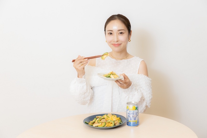 「甘くない檸檬堂」×「ゴーヤーチャンプルー」の相性を食レポをする成田美帆さん