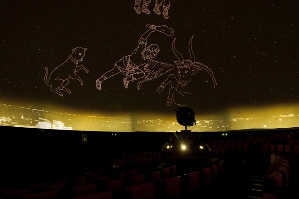 ドームいっぱいに星空と季節の星座が映し出される 