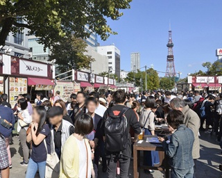 大通公園に北海道の食が大集合する23日間。10回記念特別メニューも！ 「さっぽろオータムフェスト2017」