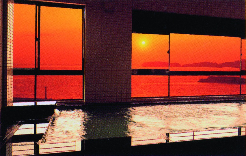 【大海老】見事な夕日を楽しめる大浴場。日帰りプランでの入浴時間は10:30～14:00