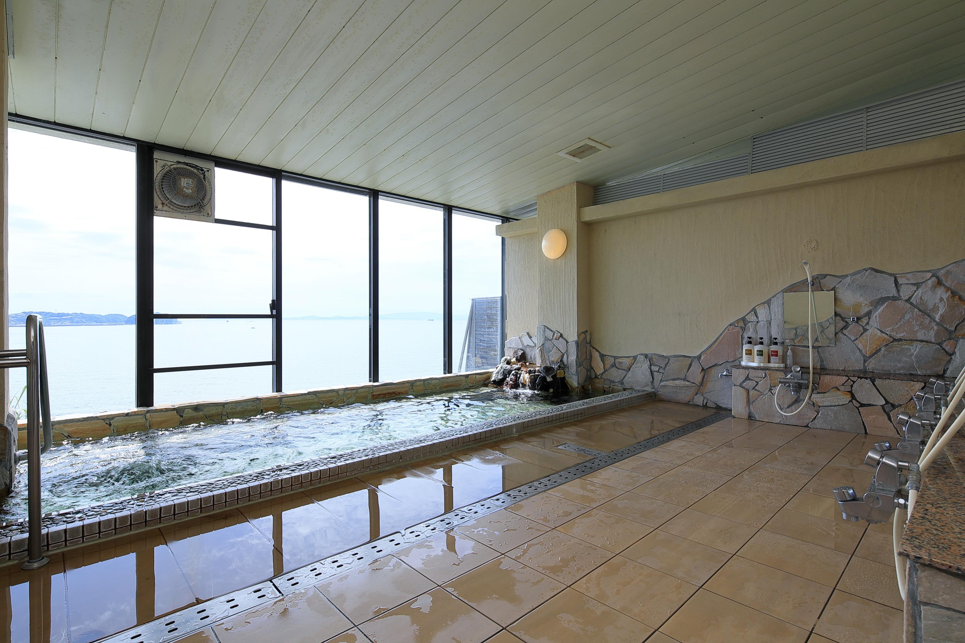 【日間賀観光ホテル】不思議な浮遊感を楽しめる大浴場。日帰りプランでの入浴時間は10:30～14:00