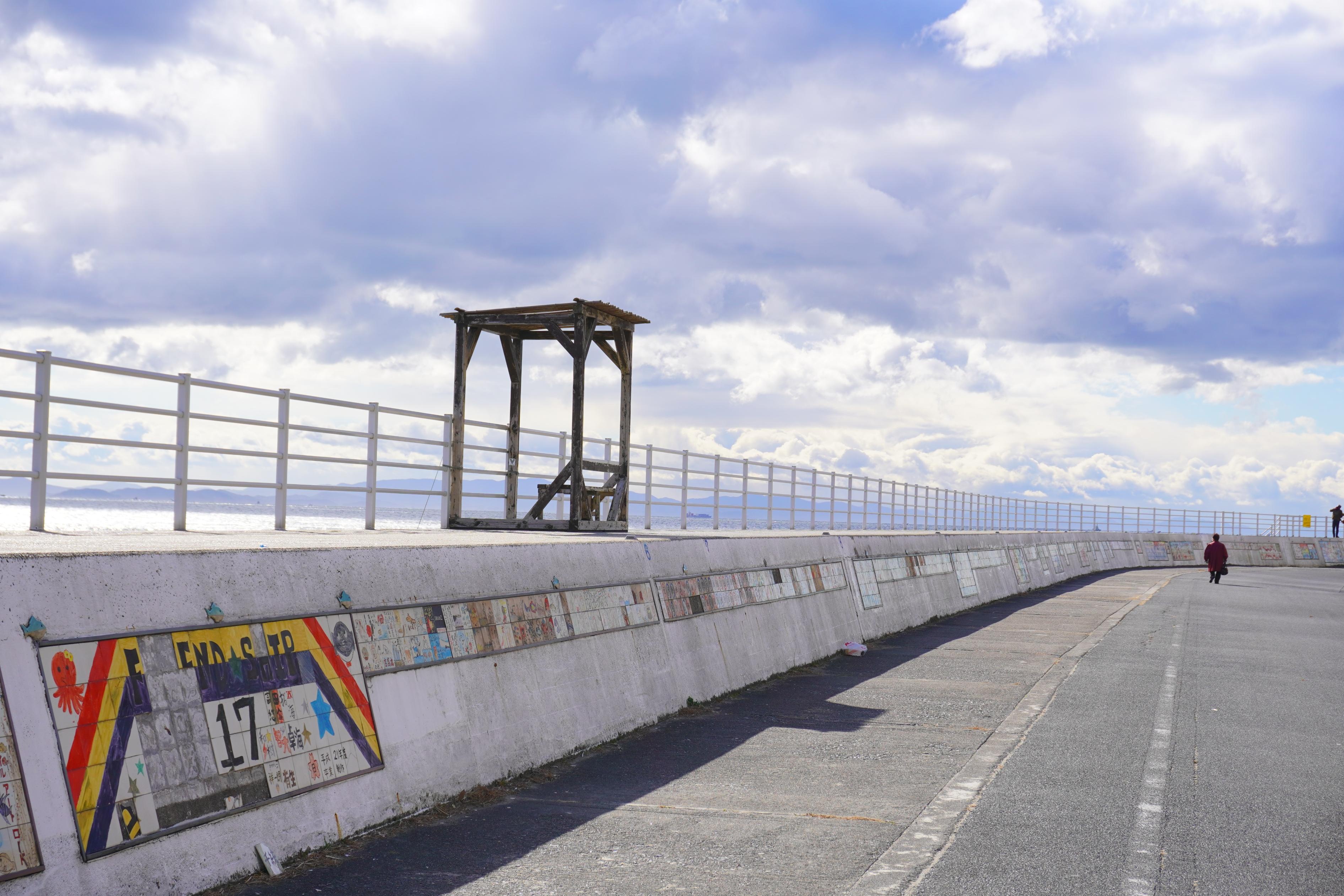 外周は、徒歩で回っても2時間ほどで一周できる。海沿いの道を飾るタイルは、日間賀島の小学生が卒業記念に制作
