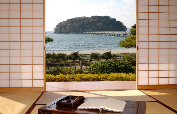 「海辺の文学記念館」から竹島を望む。この風景が大正・昭和を生きた名だたる文豪たちを魅了した