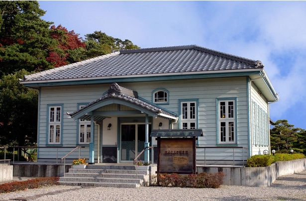 「海辺の文学記念館」は、竹島海岸にあった料理旅館「常磐館」の趣を再現した記念館