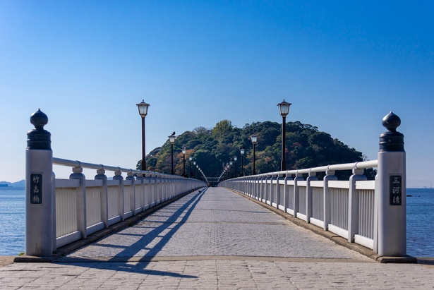 竹島は、長さ387メートルの橋で陸地と結ばれている
