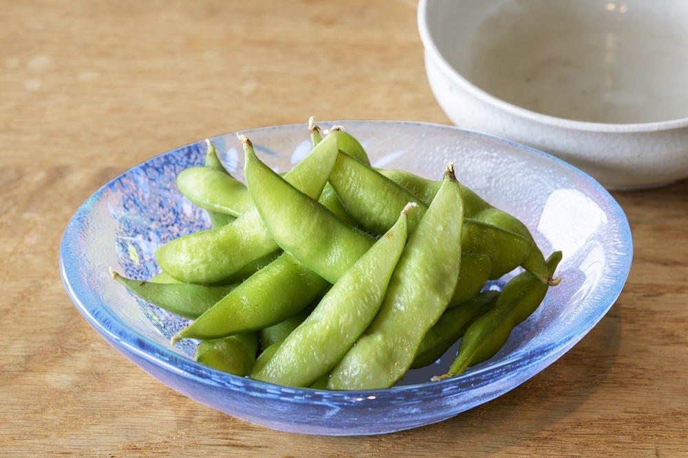 枝豆は「江戸硝子」の浅鉢に盛ると涼やかさが増して、夏の夜にぴったり！